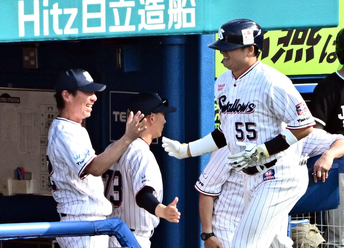 ヤクルト対阪神　5回裏ヤクルト2死、ソロ本塁打を放った村上（右）とタッチをかわす高津監督（撮影・滝沢徹郎）　