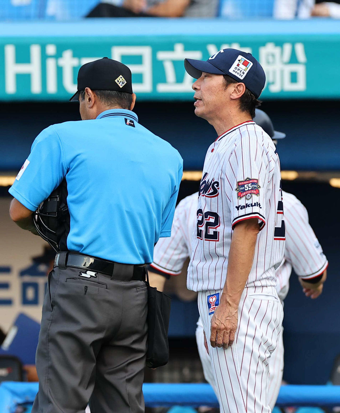 ヤクルト対阪神　選手交代を告げる高津監督（撮影・上田博志）