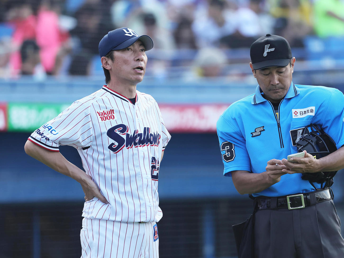 ヤクルト対阪神　選手交代を告げるヤクルト高津監督（撮影・足立雅史）