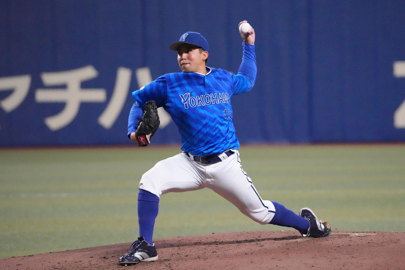 中日対DeNA 4回裏、力投するDeNA先発の東（撮影・森本幸一）