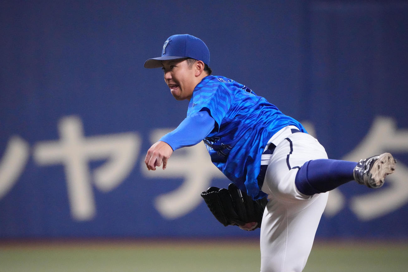 中日対DeNA 4回裏、力投するDeNA先発の東（撮影・森本幸一）