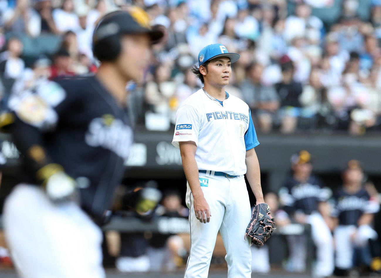 日本ハム対ソフトバンク　5回表ソフトバンク2死一、二塁、近藤に右越え3点本塁打を浴びる伊藤（撮影・佐藤翔太）
