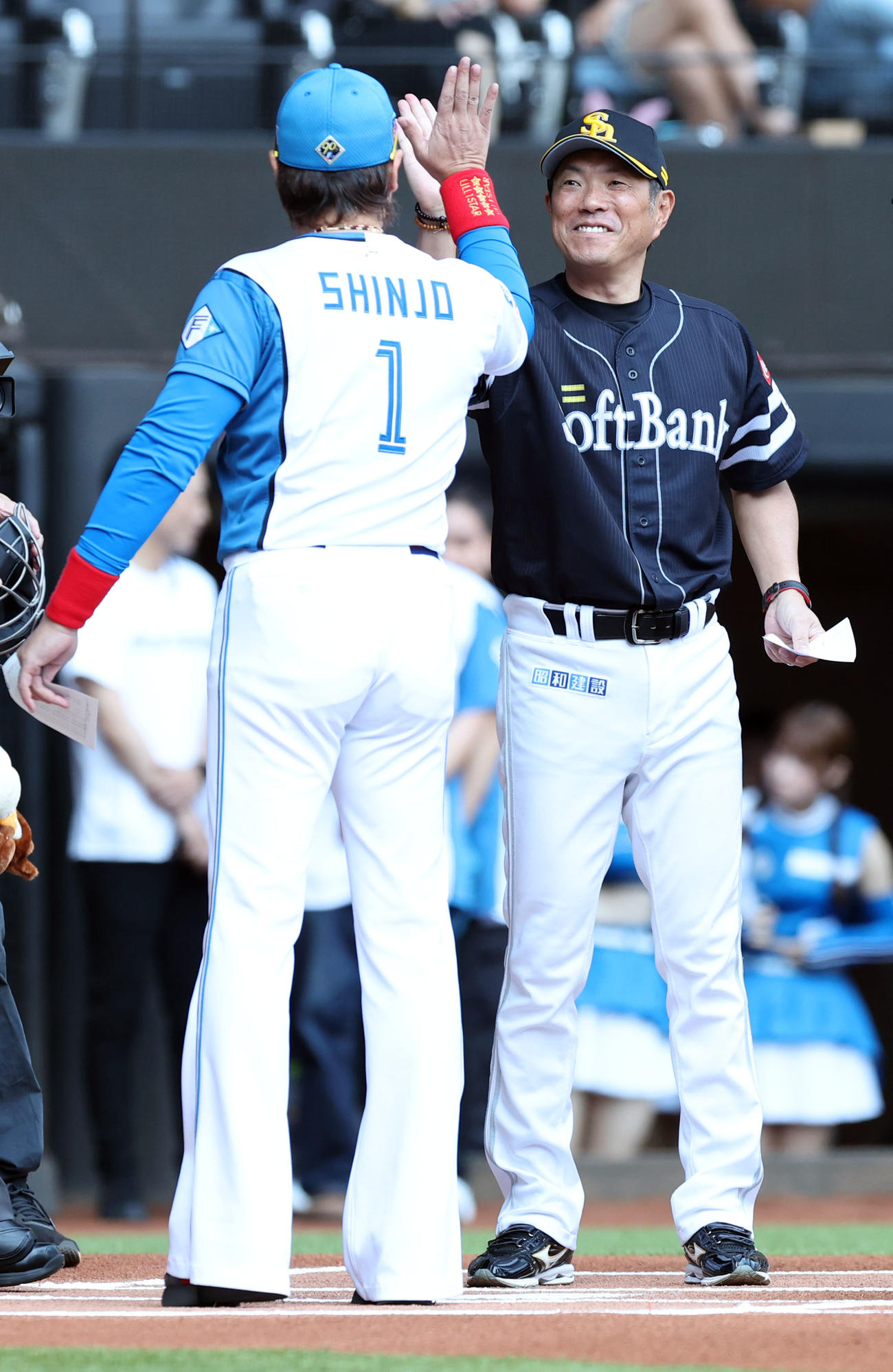 日本ハム対ソフトバンク　試合前、ハイタッチをする日本ハム新庄監督（左手前）とソフトバンク小久保監督（撮影・佐藤翔太）