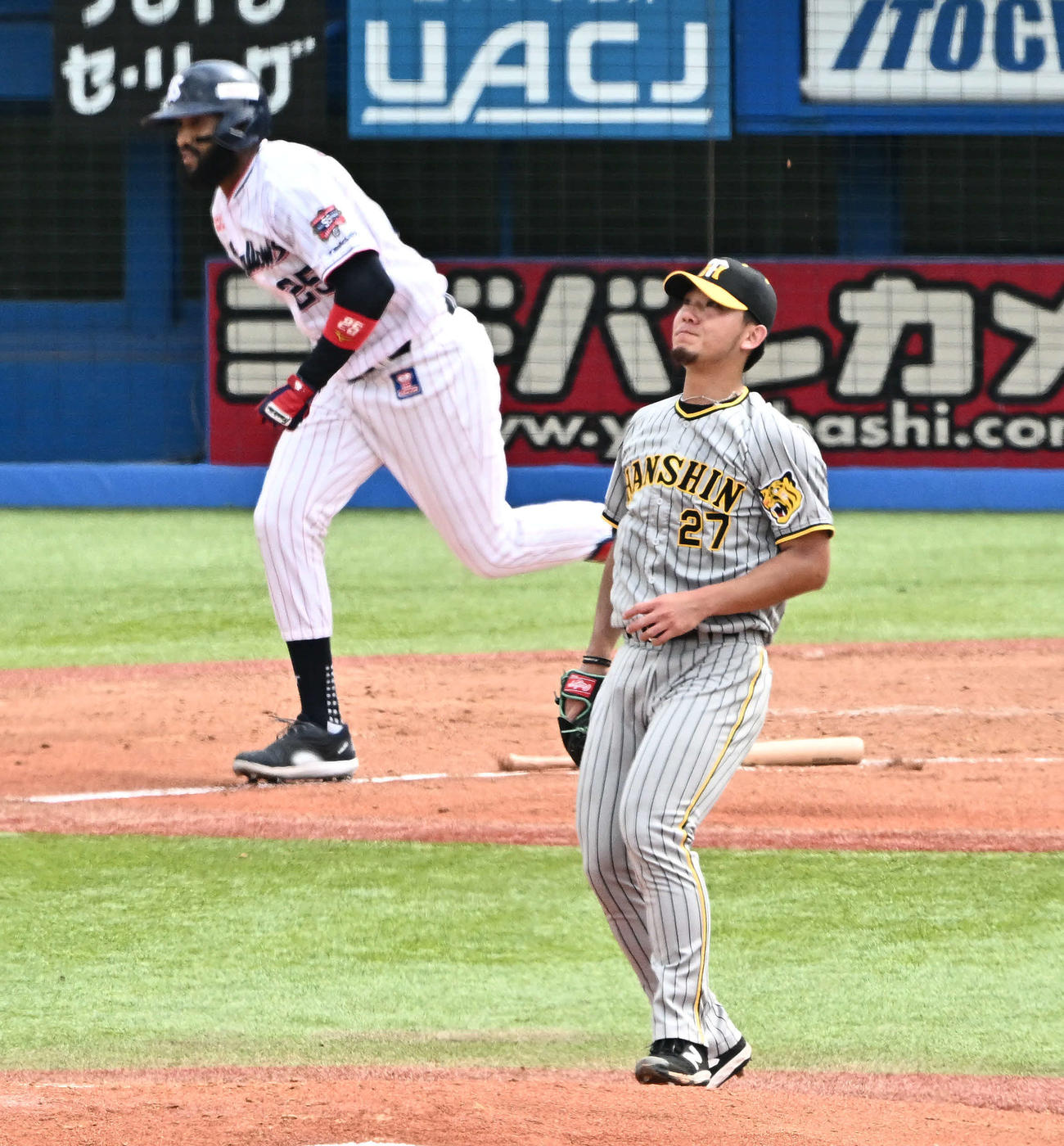 ヤクルト対阪神　1回裏ヤクルト1死三塁、サンタナ（後方）に犠飛を許す伊藤将（撮影・滝沢徹郎）　