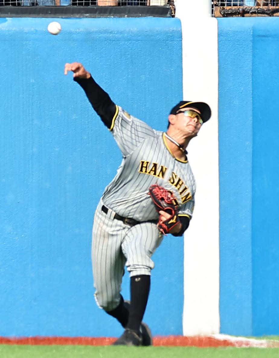 ヤクルト対阪神　5回裏ヤクルト2死、野口はサンタナの安打を処理する（撮影・上田博志）
