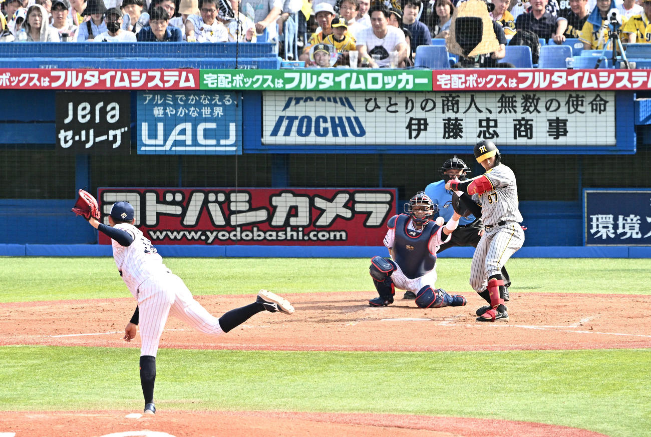 ヤクルト対阪神　5回表阪神2死、代打野口は死球を受ける。投手奥川（撮影・滝沢徹郎）　