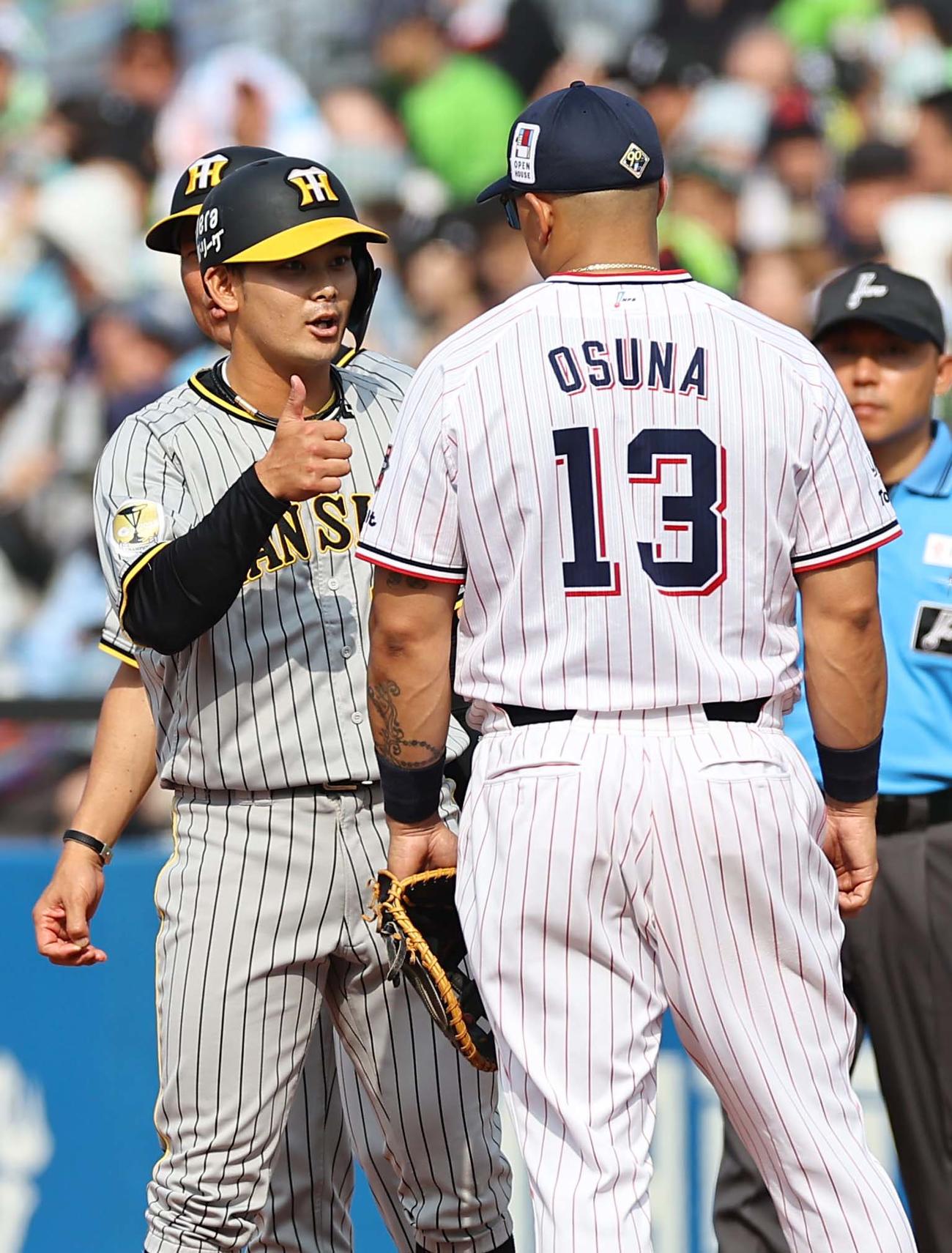 ヤクルト対阪神　5回表阪神2死、死球を受けた野口（左）はオスナにサムズアップポーズを見せる（撮影・上田博志）