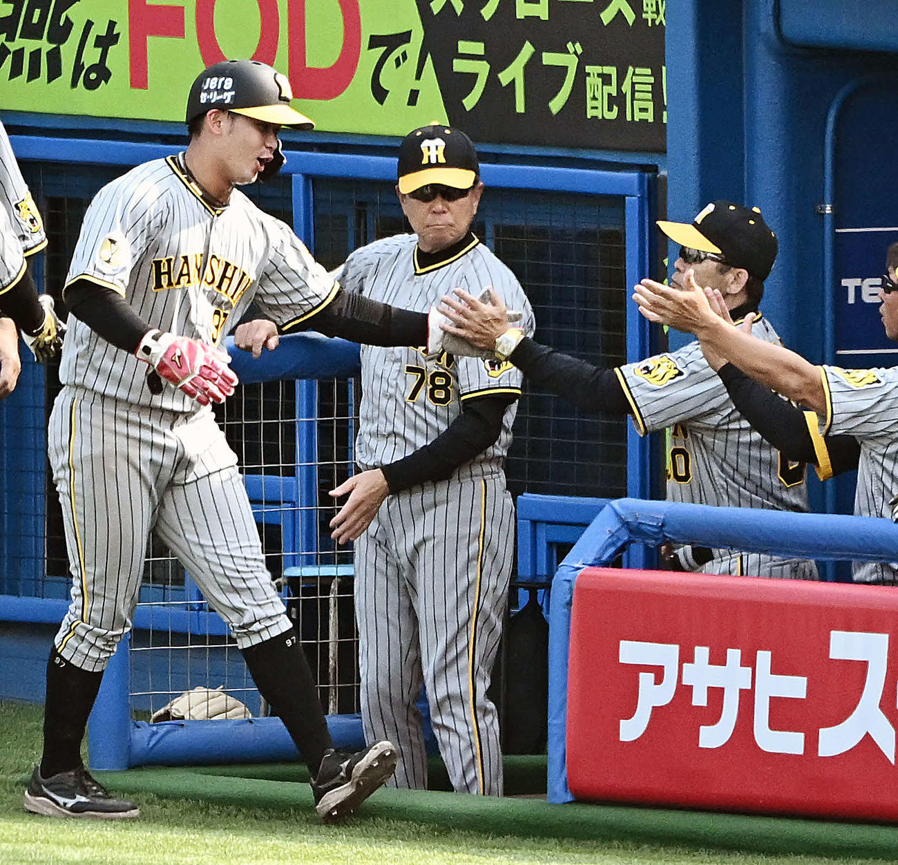ヤクルト対阪神　5回表阪神2死一、二塁、中野の中前適時打で生還した野口（左）は岡田監督とタッチをかわす（撮影・滝沢徹郎）　