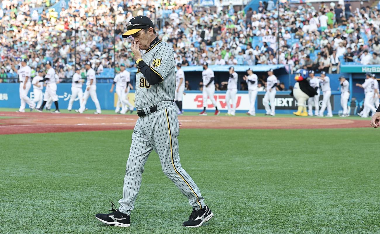 ヤクルト対阪神　神宮球場を引き揚げる岡田監督（撮影・上田博志）
