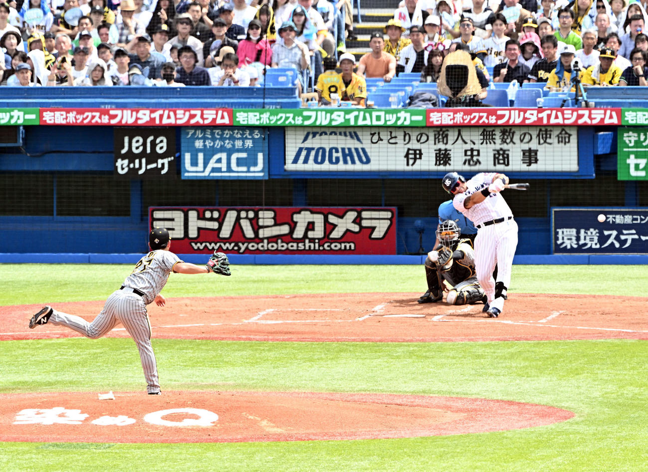 ヤクルト対阪神　1回裏ヤクルト無死一、三塁、オスナは左翼に先制適時二塁打を放つ。投手伊藤将（撮影・滝沢徹郎）　