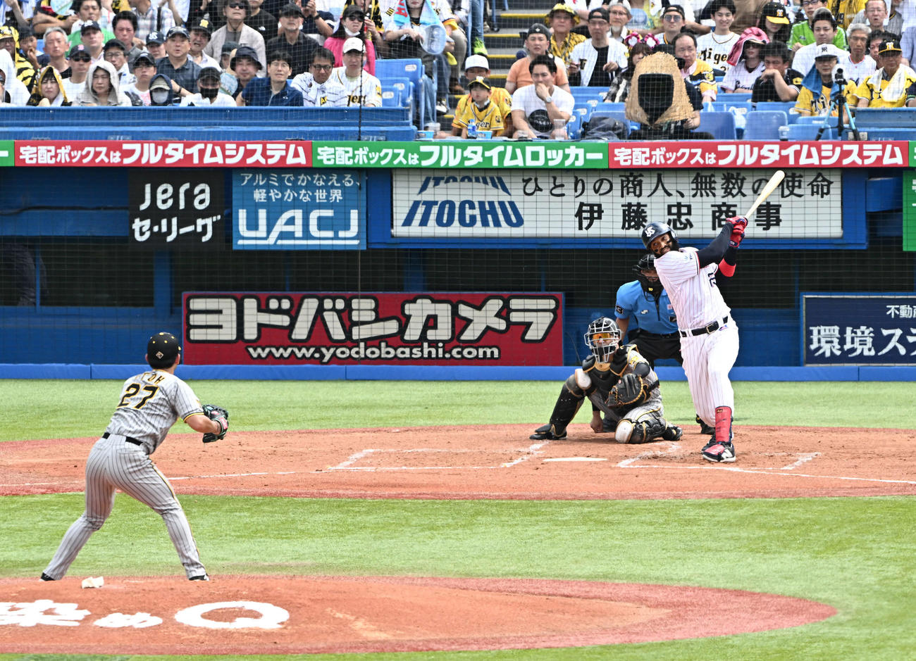 ヤクルト対阪神　1回裏ヤクルト1死三塁、サンタナは右犠飛を放つ。投手伊藤将（撮影・滝沢徹郎）　