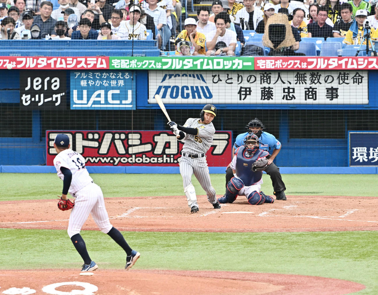ヤクルト対阪神　3回表阪神1死、島田は右前打を放つ。投手奥川（撮影・滝沢徹郎）　