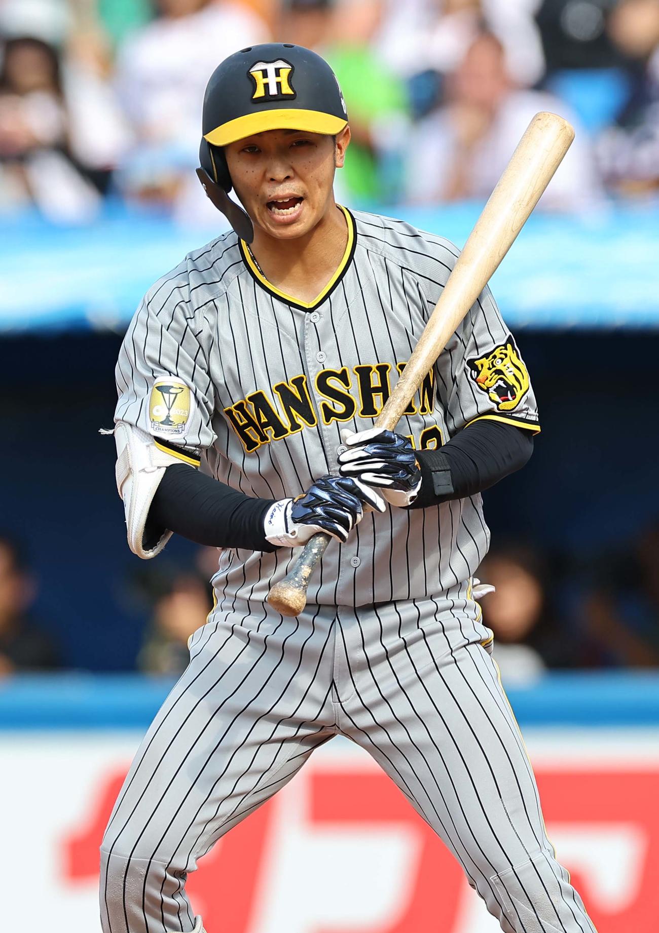ヤクルト対阪神　5回表阪神2死一塁、四球を選んだ島田は雄たけびを上げる（撮影・上田博志）