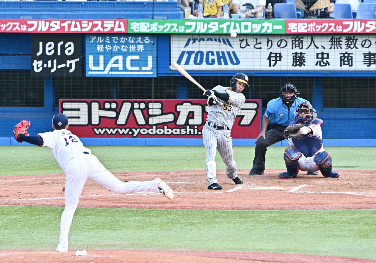 ヤクルト対阪神　7回表阪神2死、島田は中前打を放つ。投手石山（撮影・滝沢徹郎）　