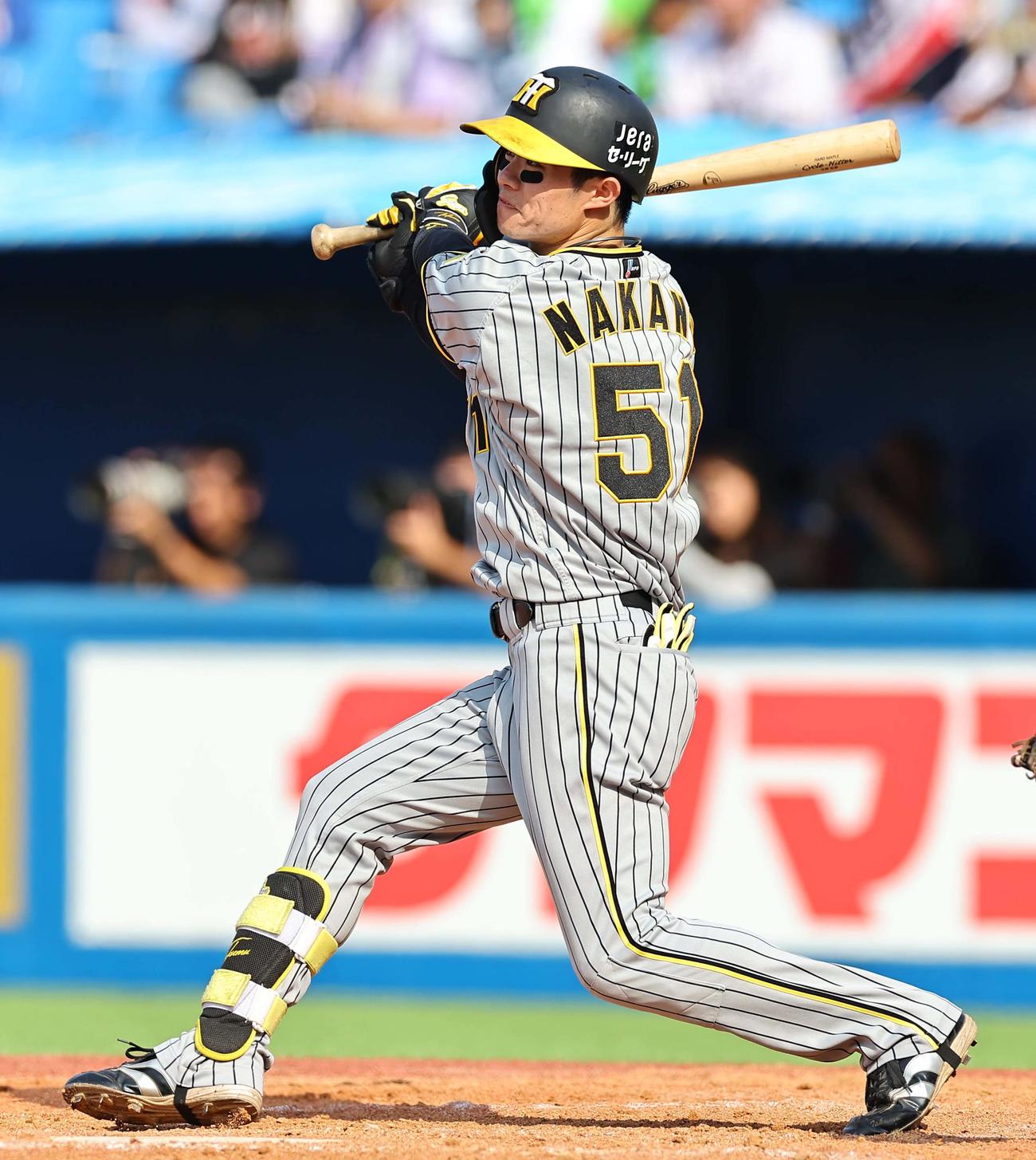 ヤクルト対阪神　5回表阪神2死一、二塁、中野は中前適時打を放つ（撮影・上田博志）