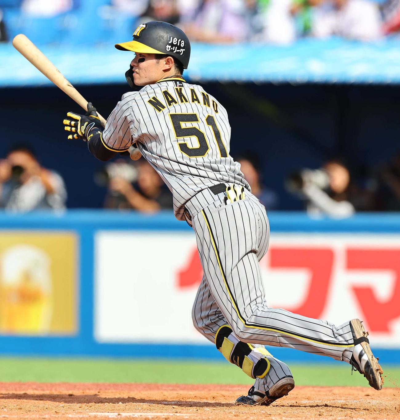 ヤクルト対阪神　5回表阪神2死一、二塁、中野は中前適時打を放つ（撮影・上田博志）