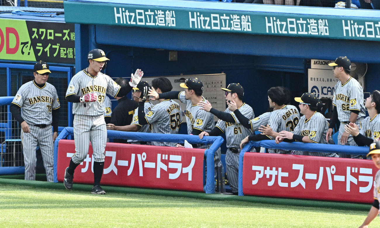 ヤクルト対阪神　5回表阪神2死一、二塁、中野の中前適時打で生還した野口（左手前）はチームメートとタッチをかわす（撮影・滝沢徹郎）　