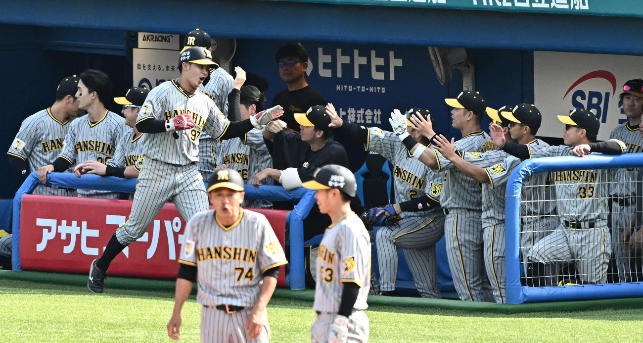 ヤクルト対阪神　5回表阪神2死一、二塁、中野の中前適時打で生還した野口（左手前）はチームメートとタッチをかわす（撮影・滝沢徹郎）　