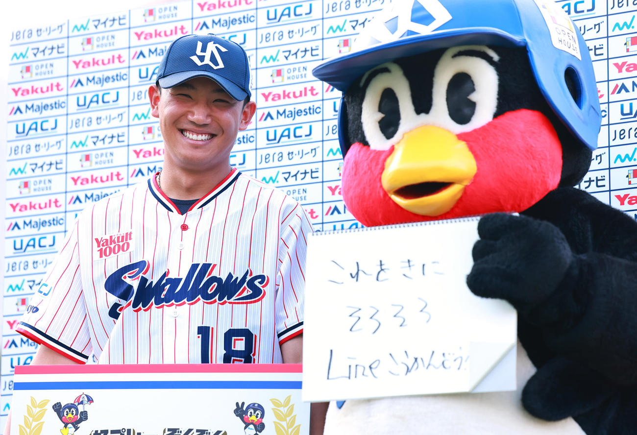 ヤクルト対阪神　お立ち台でつば九郎からLINE交換をお願いされるも、笑顔で断るヤクルト奥川（撮影・足立雅史）