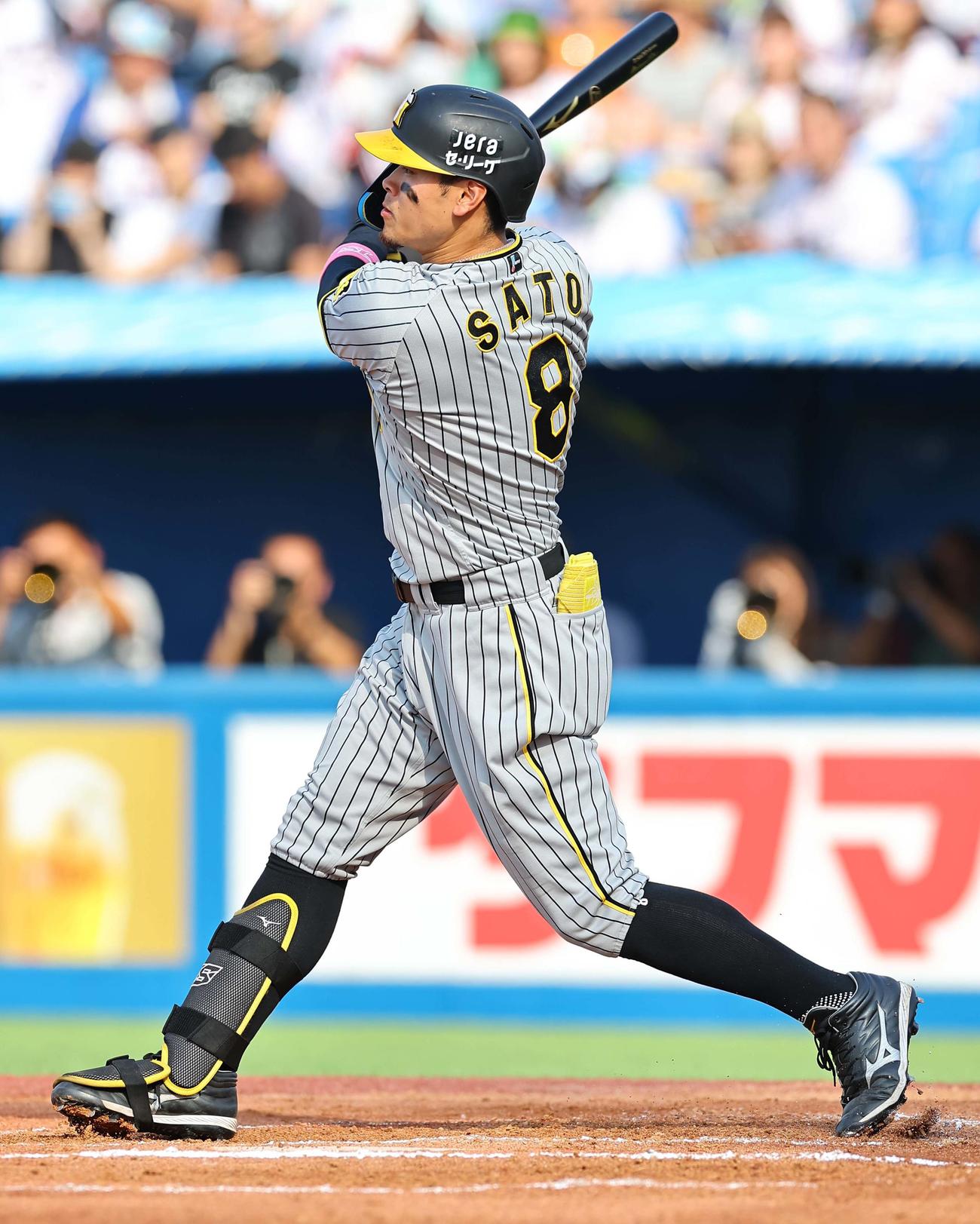 ヤクルト対阪神　6回表阪神2死、佐藤輝は右前打を放つ（撮影・上田博志）