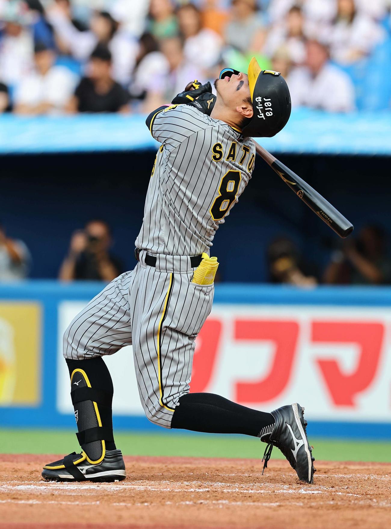 ヤクルト対阪神　8回表阪神1死一塁、佐藤輝は三邪飛に倒れる（撮影・上田博志）