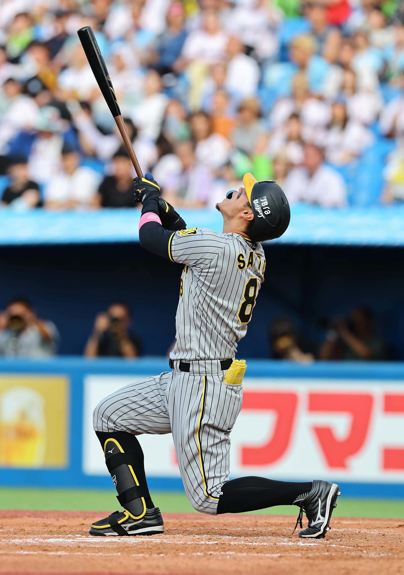 ヤクルト対阪神　8回表阪神1死一塁、佐藤輝は三邪飛に倒れる（撮影・上田博志）