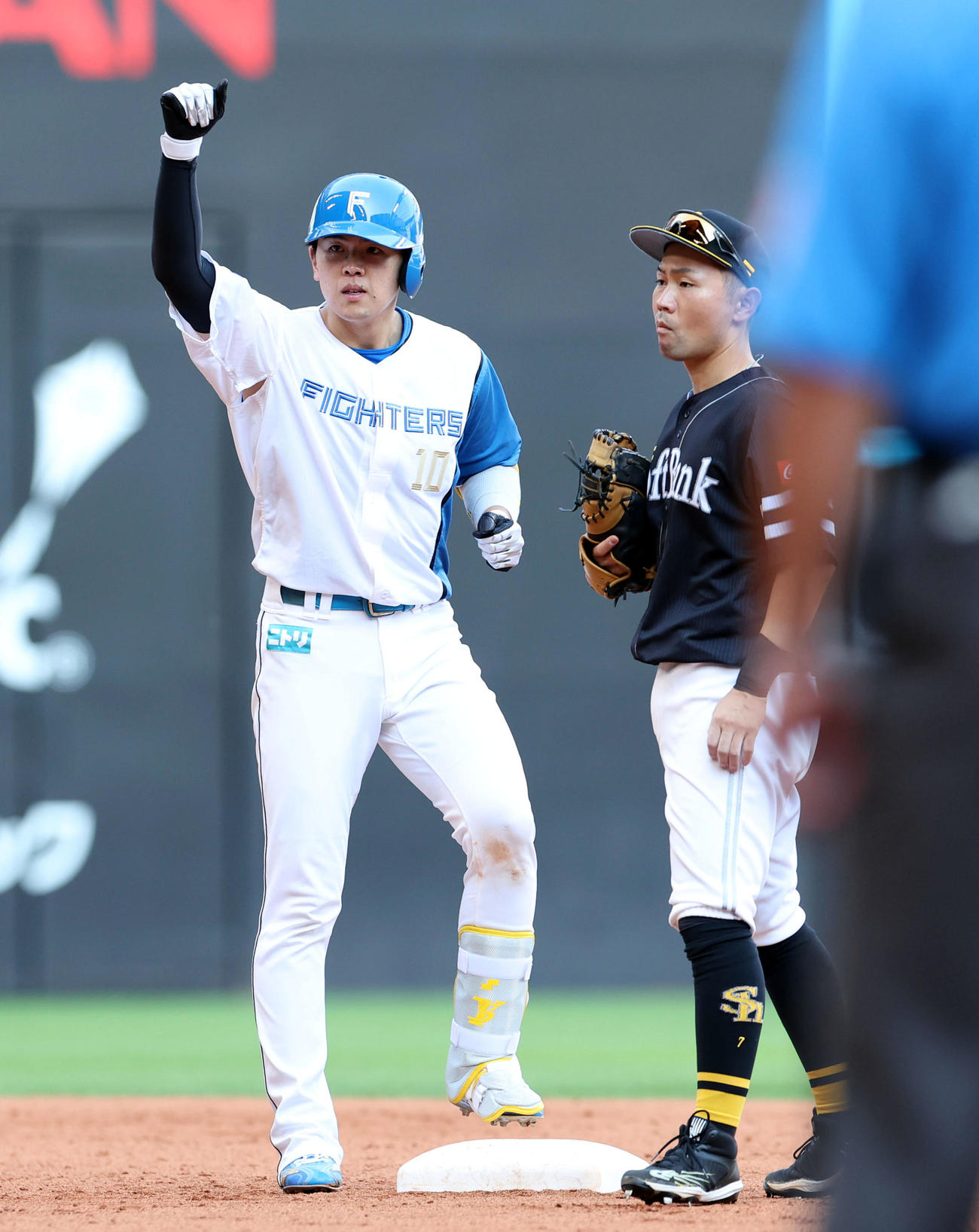 日本ハム対ソフトバンク　7回裏日本ハム1死二塁、清水は適時二塁打を放ちポーズをとる（撮影・佐藤翔太）