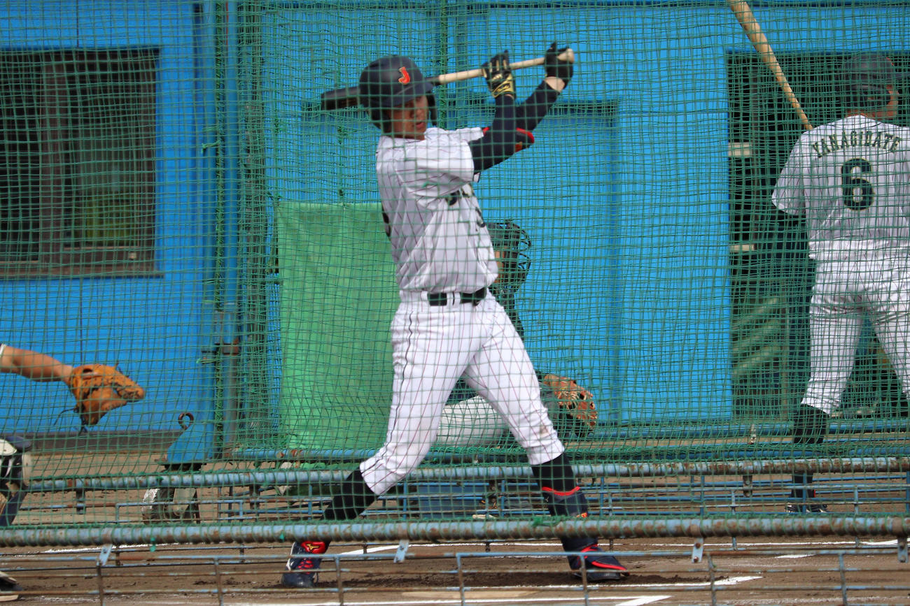 侍ジャパン大学代表選手選考合宿初日　打撃練習で、快音を響かせる早大の印出主将（撮影・保坂淑子）