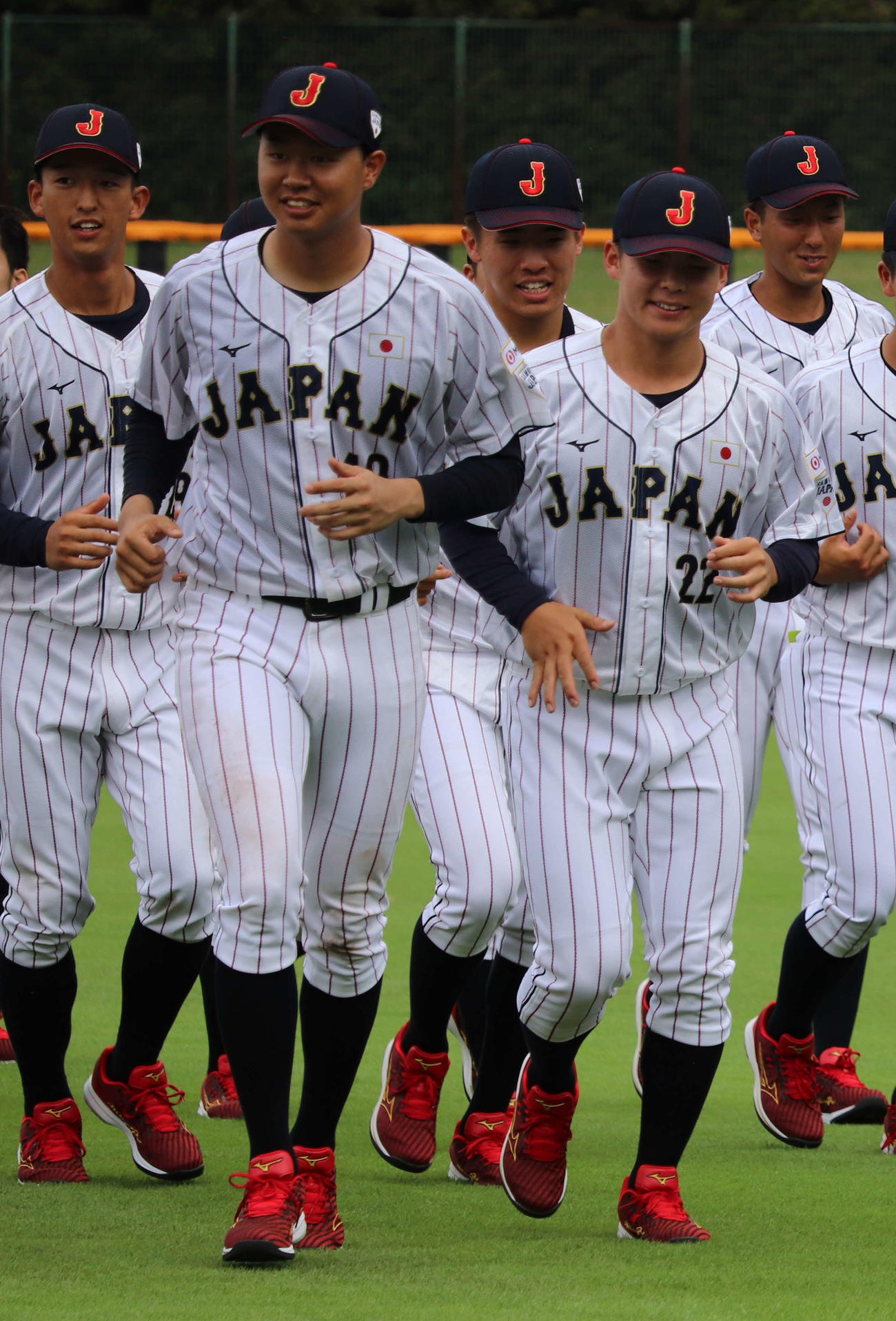 侍ジャパン大学代表選手選考合宿初日の練習が終わり、笑顔で引き上げる（左から2人目）早大の印出主将（撮影・保坂淑子）