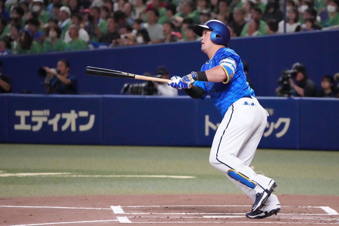中日対DeNA 1回表DeNA2死一塁、左越え2点本塁打を放つ牧（撮影・森本幸一）