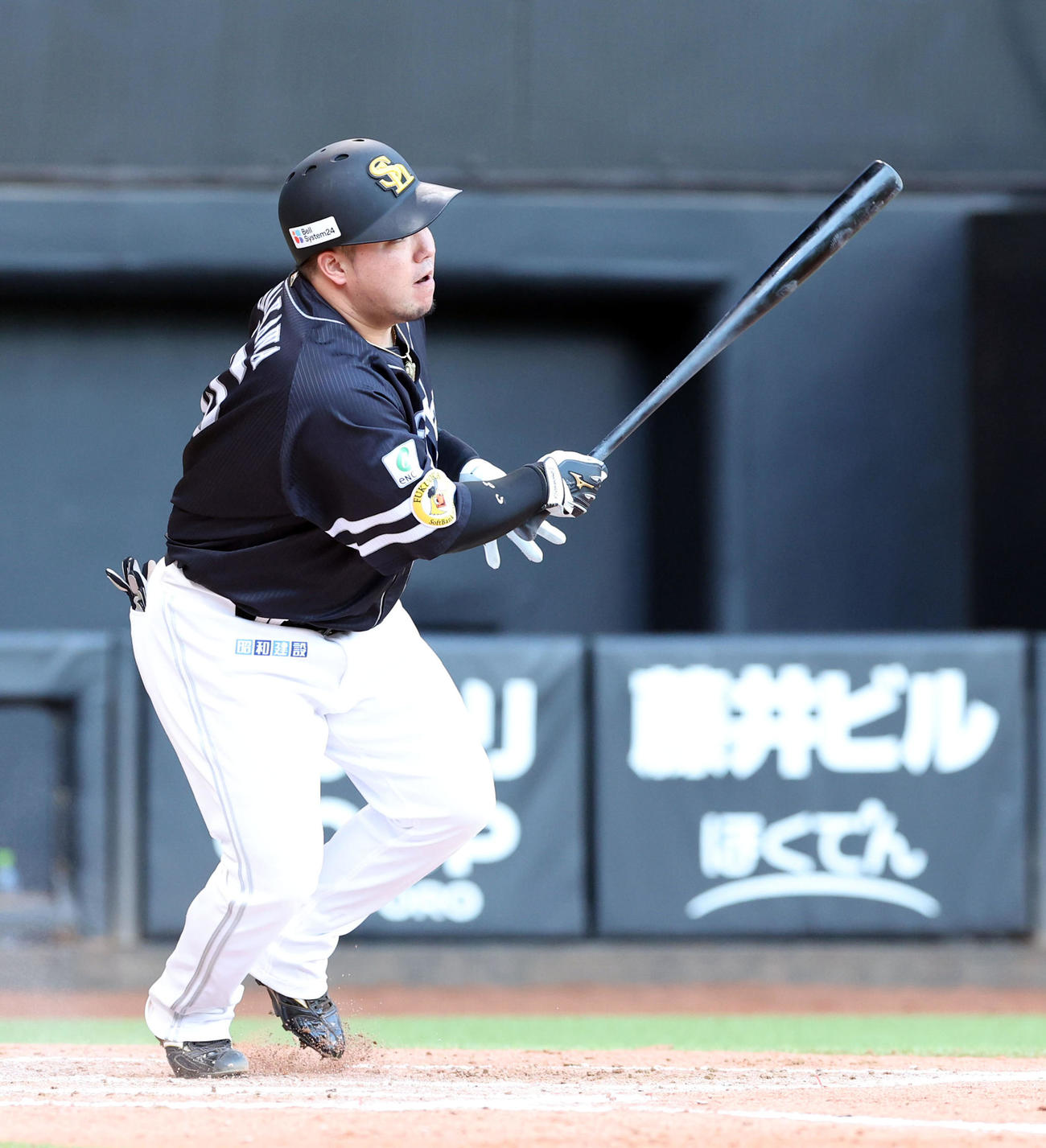 日本ハム対ソフトバンク　7回表ソフトバンク2死、山川は二塁打を放つ（撮影・佐藤翔太）