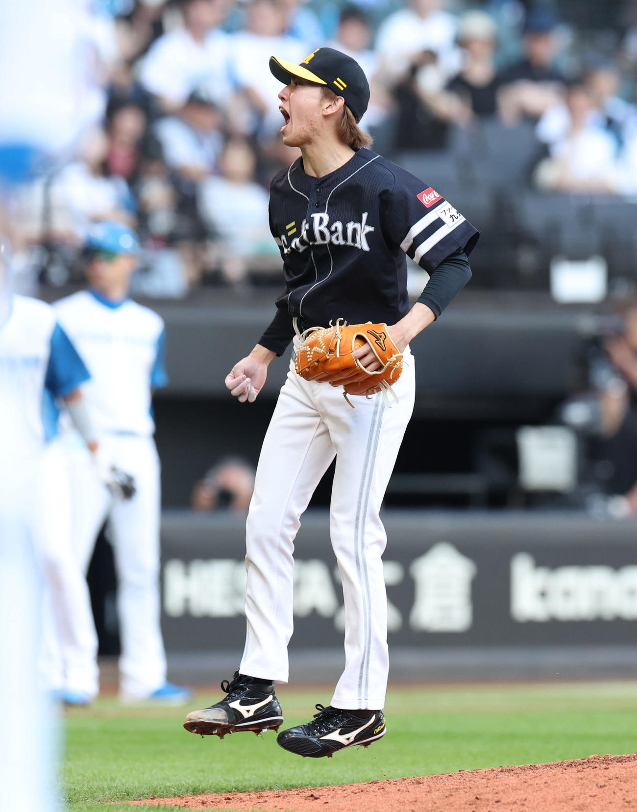 日本ハム対ソフトバンク　7回裏日本ハム2死三塁、奈良間を三振にとりガッツポーズをする大津（撮影・佐藤翔太）