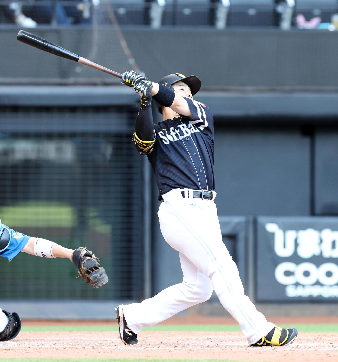 日本ハム対ソフトバンク　5回表ソフトバンク2死一、二塁、近藤は右越え3点本塁打を放つ（撮影・佐藤翔太）