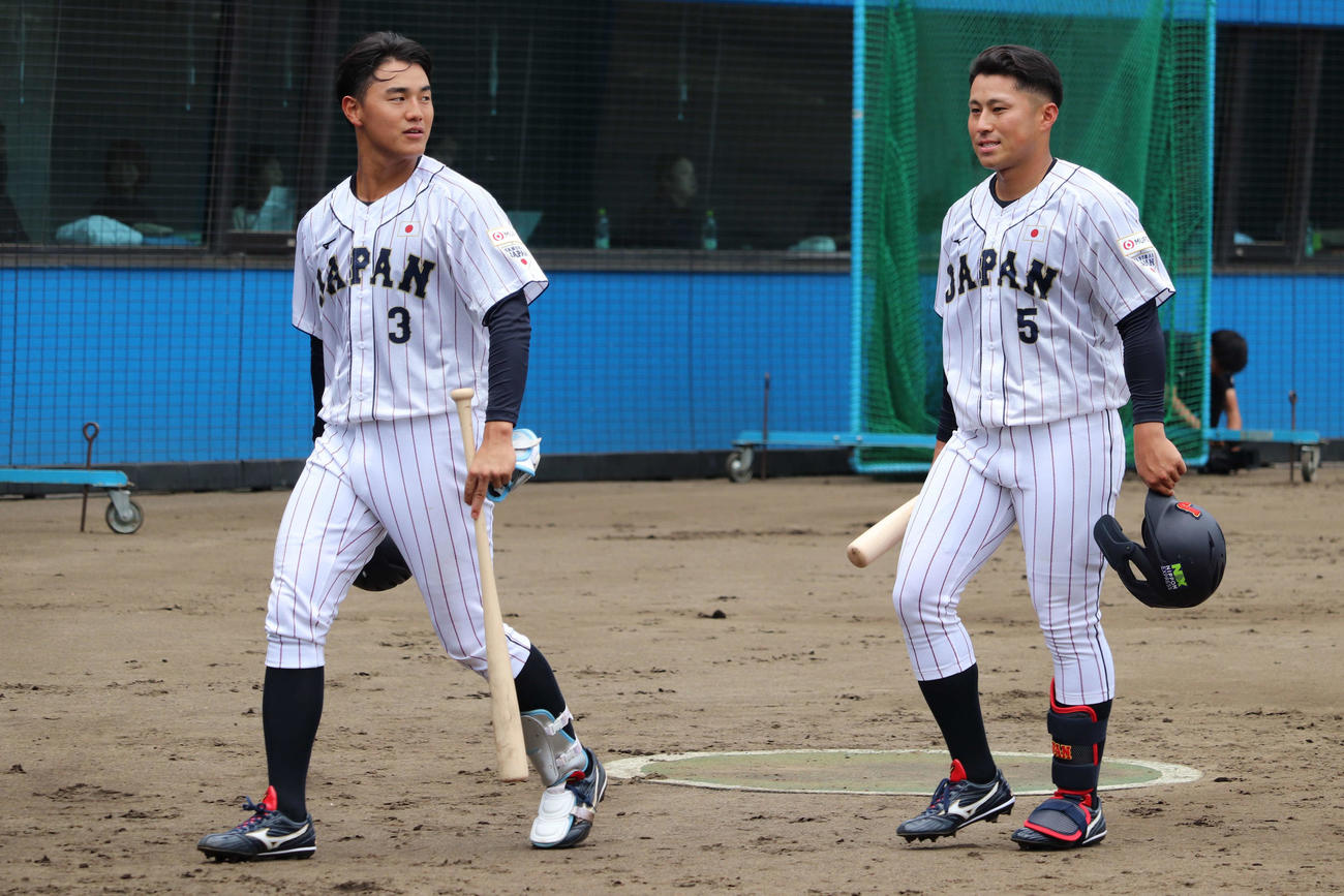 侍ジャパン大学代表選手選考合宿初日　打撃練習を終え、一緒に引き上げる（左から）青学大の西川と大商大の渡部（撮影・保坂淑子）