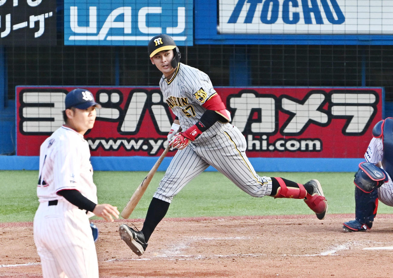 ヤクルト対阪神　9回表阪神無死、野口は三直に倒れる。投手清水（撮影・滝沢徹郎）　