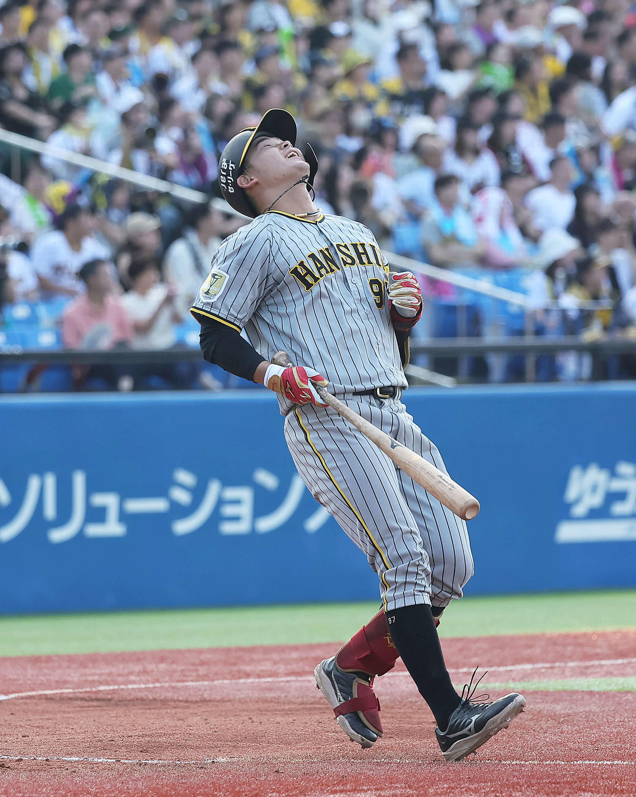 ヤクルト対阪神　9回表阪神無死、野口は三直に倒れ天を見上げる（撮影・足立雅史）