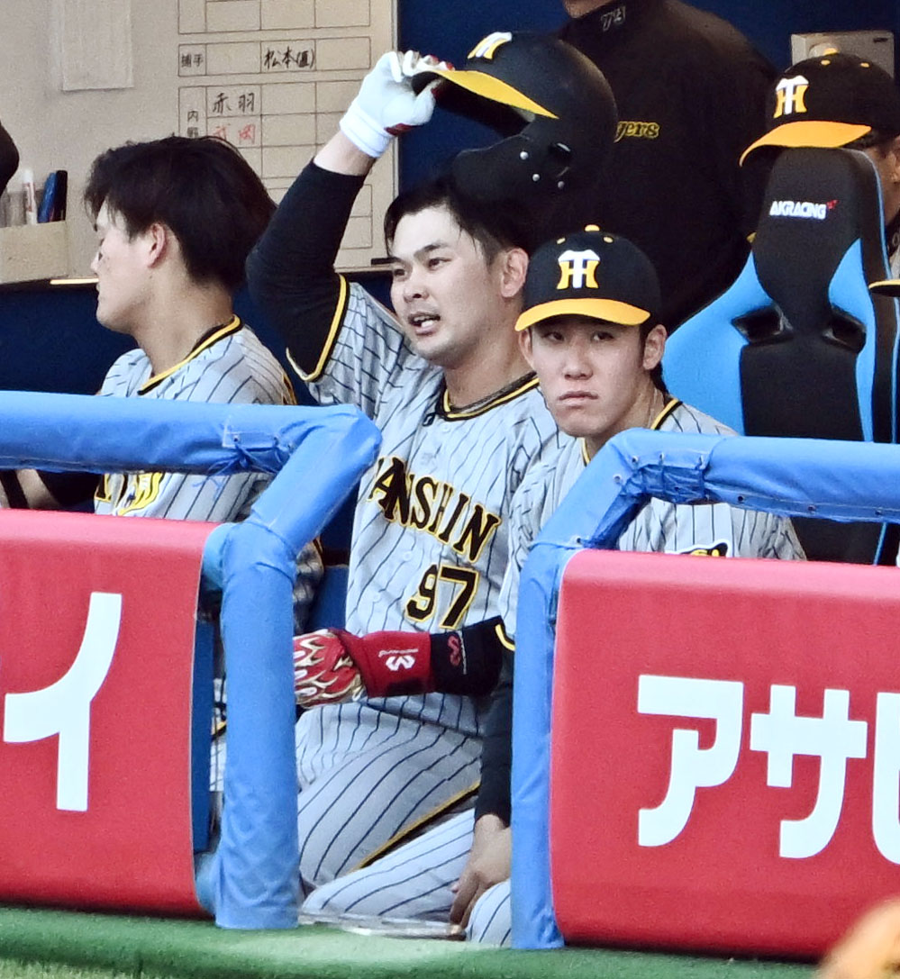 ヤクルト対阪神　9回表阪神無死、三直に倒れた野口（中央）はベンチ戻り悔しげな表情を見せる（撮影・滝沢徹郎）　