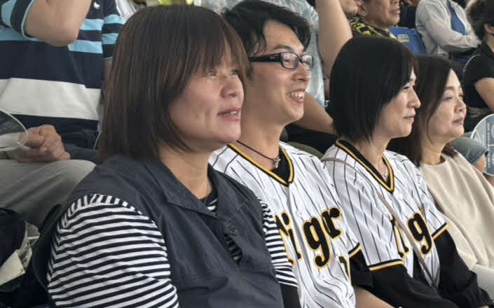 阪神野口のデビュー戦をスタンドから見守る母・和香子さん（手前）＝2024年6月29日、神宮
