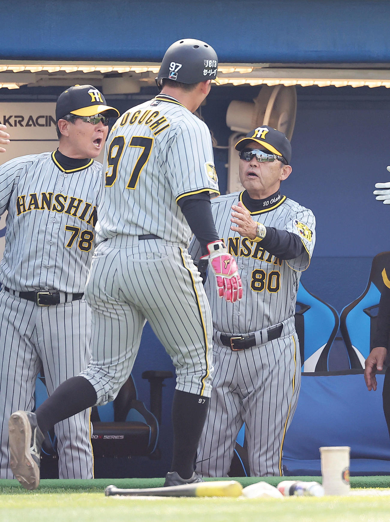 ヤクルト対阪神　5回表阪神2死一、二塁、中野の中前適時打で生還した野口（左）は岡田監督にタッチで迎えられる（撮影・足立雅史）