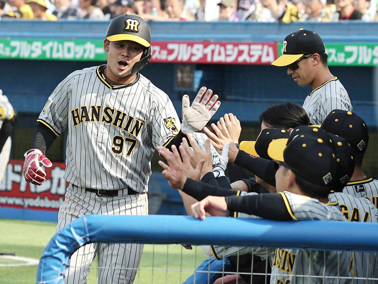 ヤクルト対阪神　5回表阪神2死一、二塁、野口は中野の適時打で生還しナインとタッチをかわす（撮影・上田博志）