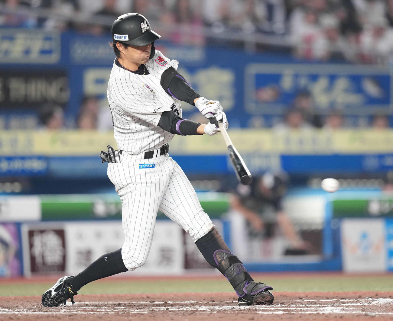 ロッテ対オリックス　7回裏ロッテ2死、中前打を放つ岡（撮影・鈴木みどり）