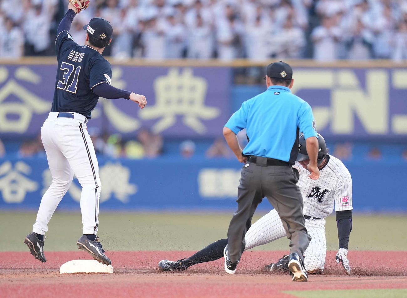 ロッテ対オリックス　1回裏ロッテ無死、中二塁打を放ち二塁へ滑り込む岡。二塁手太田（撮影・鈴木みどり）