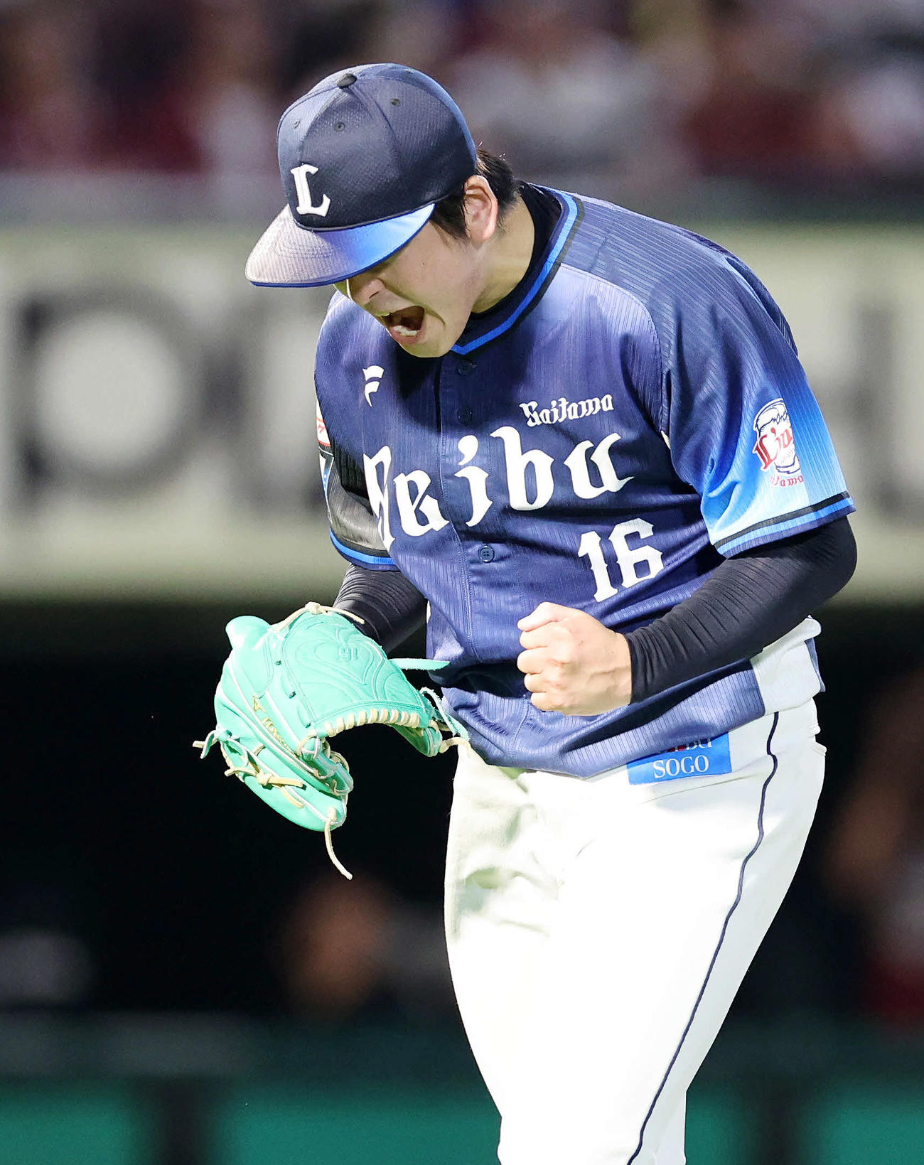 楽天対西武　8回を投げきりガッツポーズで雄たけびを上げる西武隅田（撮影・鈴木正人）