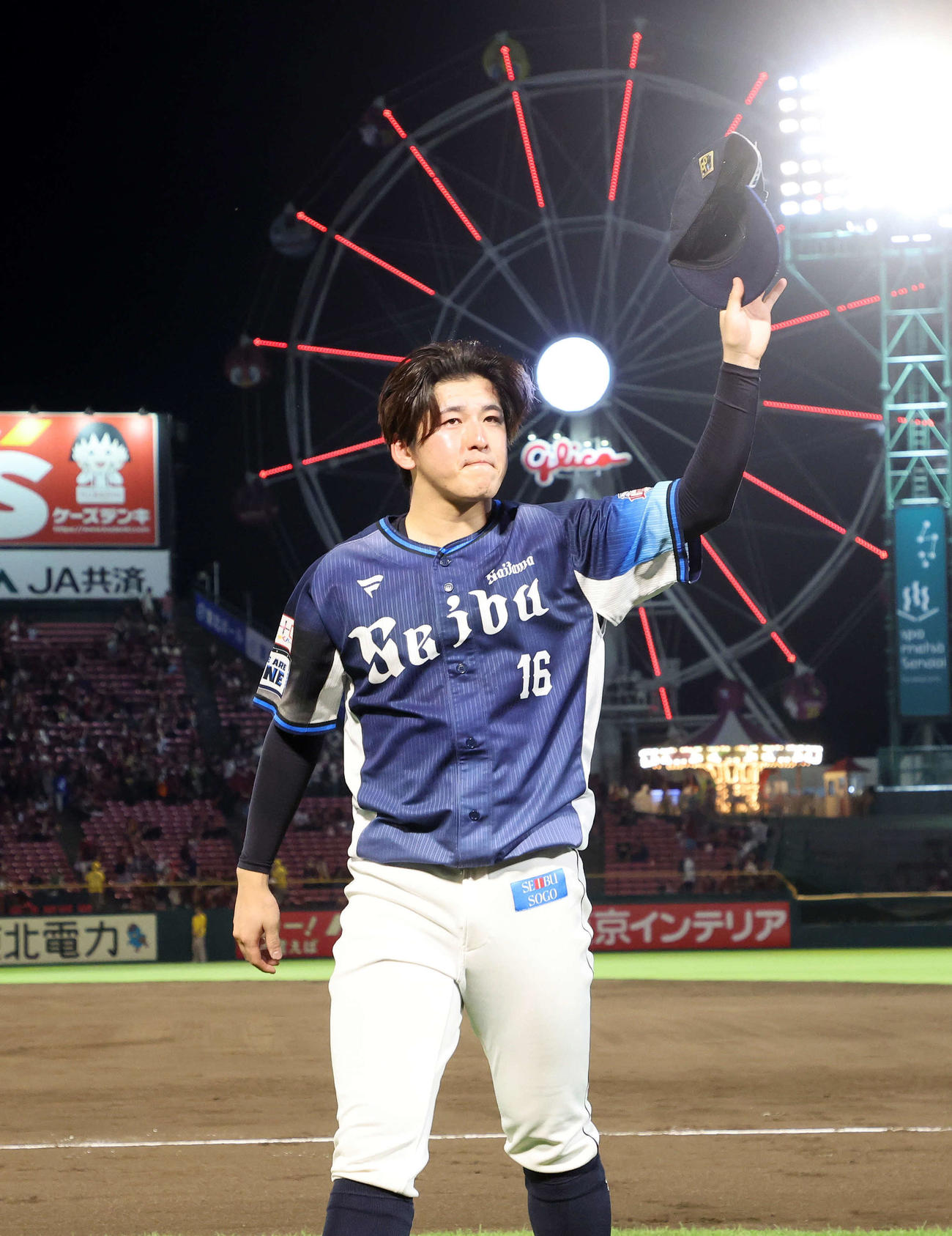 楽天対西武　勝利しファンに手を振る西武隅田（撮影・鈴木正人）