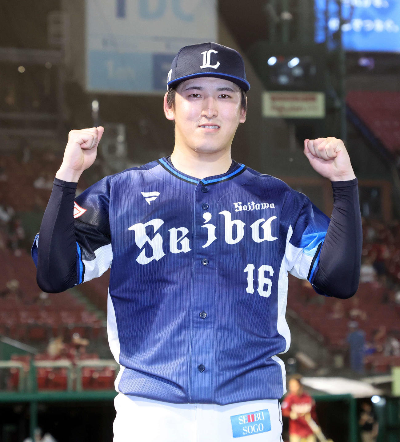楽天対西武　勝利しガッツポーズする西武隅田（撮影・鈴木正人）
