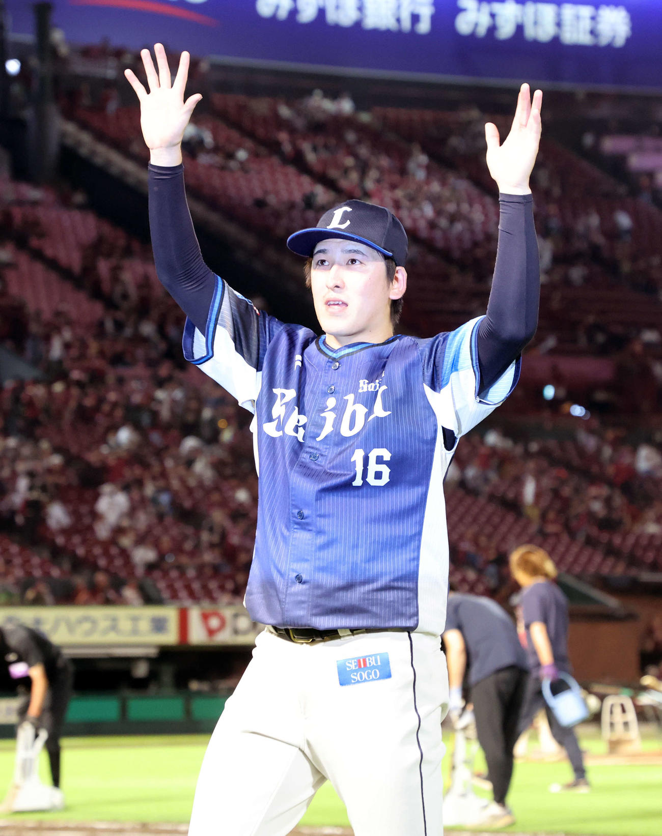 楽天対西武　勝利しファンに手を振る西武隅田（撮影・鈴木正人）