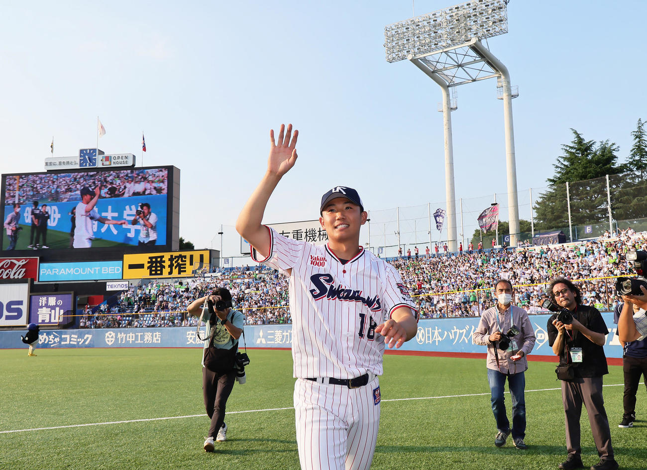 ヤクルト対阪神　5回1失点で勝利を挙げ、ファンの声援に笑顔を見せるヤクルト奥川（撮影・足立雅史）