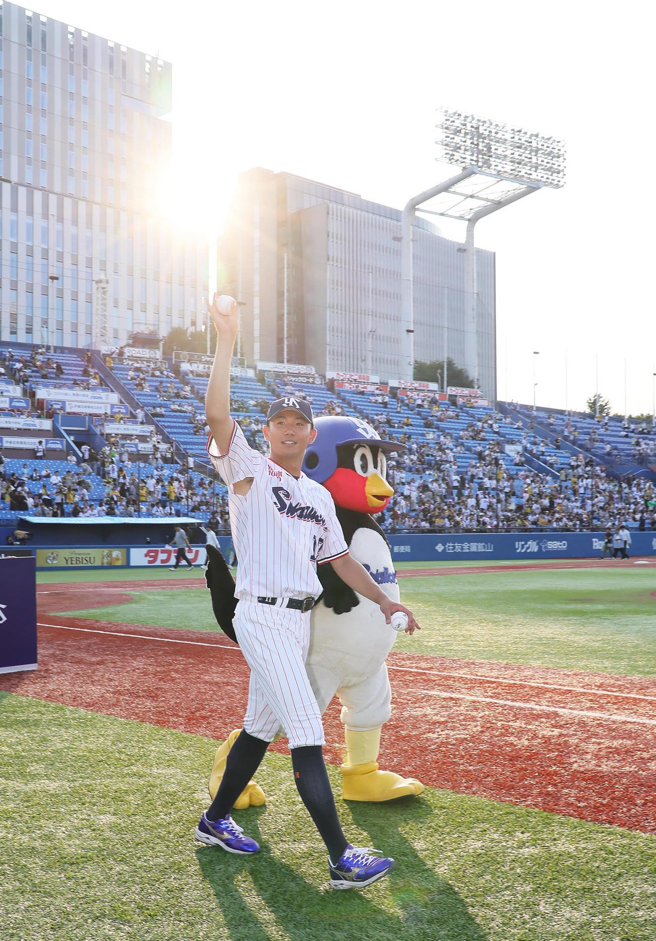 ヤクルト対阪神　5回1失点で勝利を挙げ、ファンの声援に応えるヤクルト奥川（撮影・足立雅史）