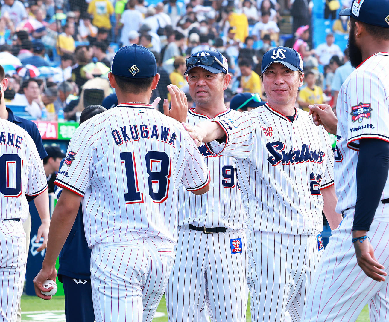 ヤクルト対阪神　5回1失点で勝利を挙げたヤクルト奥川（左）を笑顔で迎える高津監督（撮影・足立雅史）