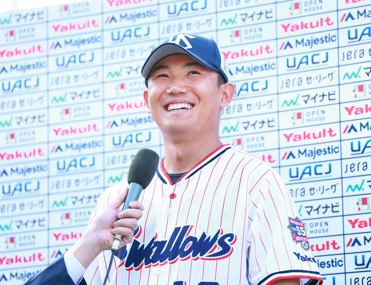 ヤクルト対阪神　ヒーローインタビューで笑顔を見せるヤクルト奥川（撮影・足立雅史）